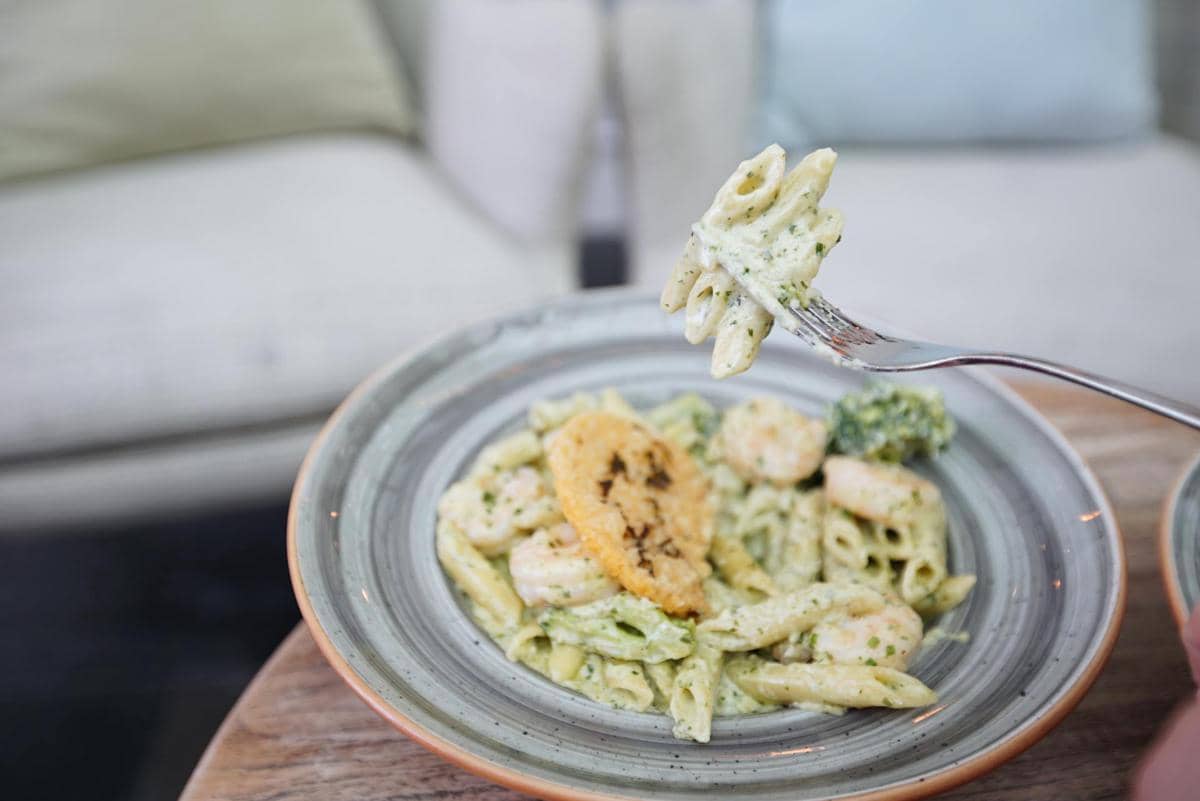 ilustrasi chicken pesto pasta