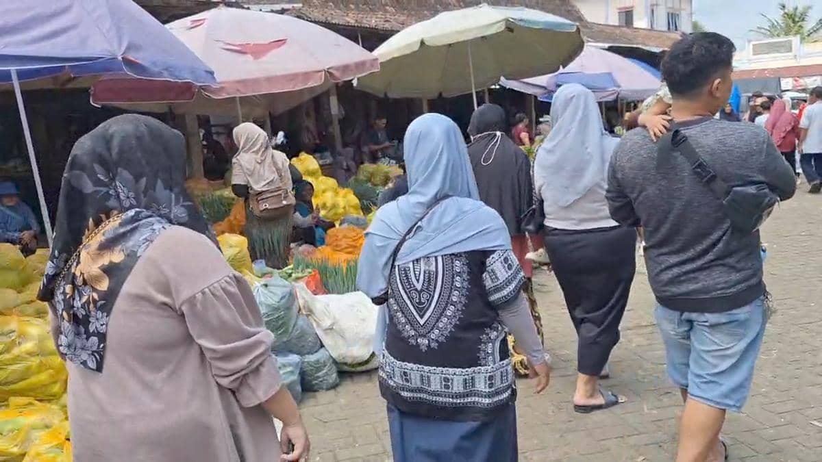 Aktivitas jual beli sayur di Pasar Agrobis Plaosan. IDN Times/Riyanto.