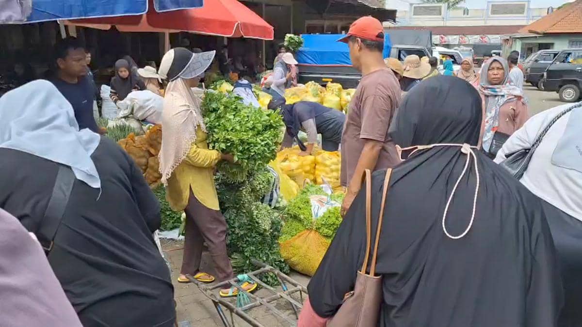 Aktivitas jual beli sayur di Pasar Agrobis Plaosan. IDN Times/Riyanto.