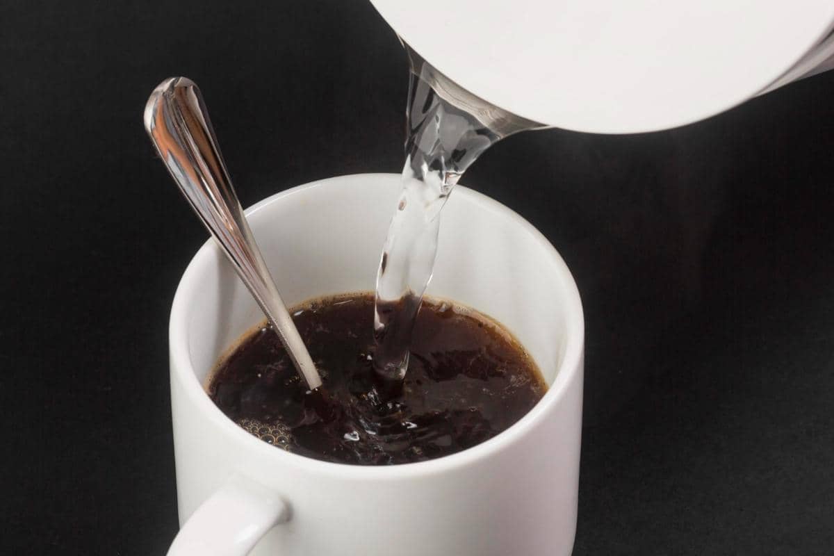 ilustrasi membuat Americano 