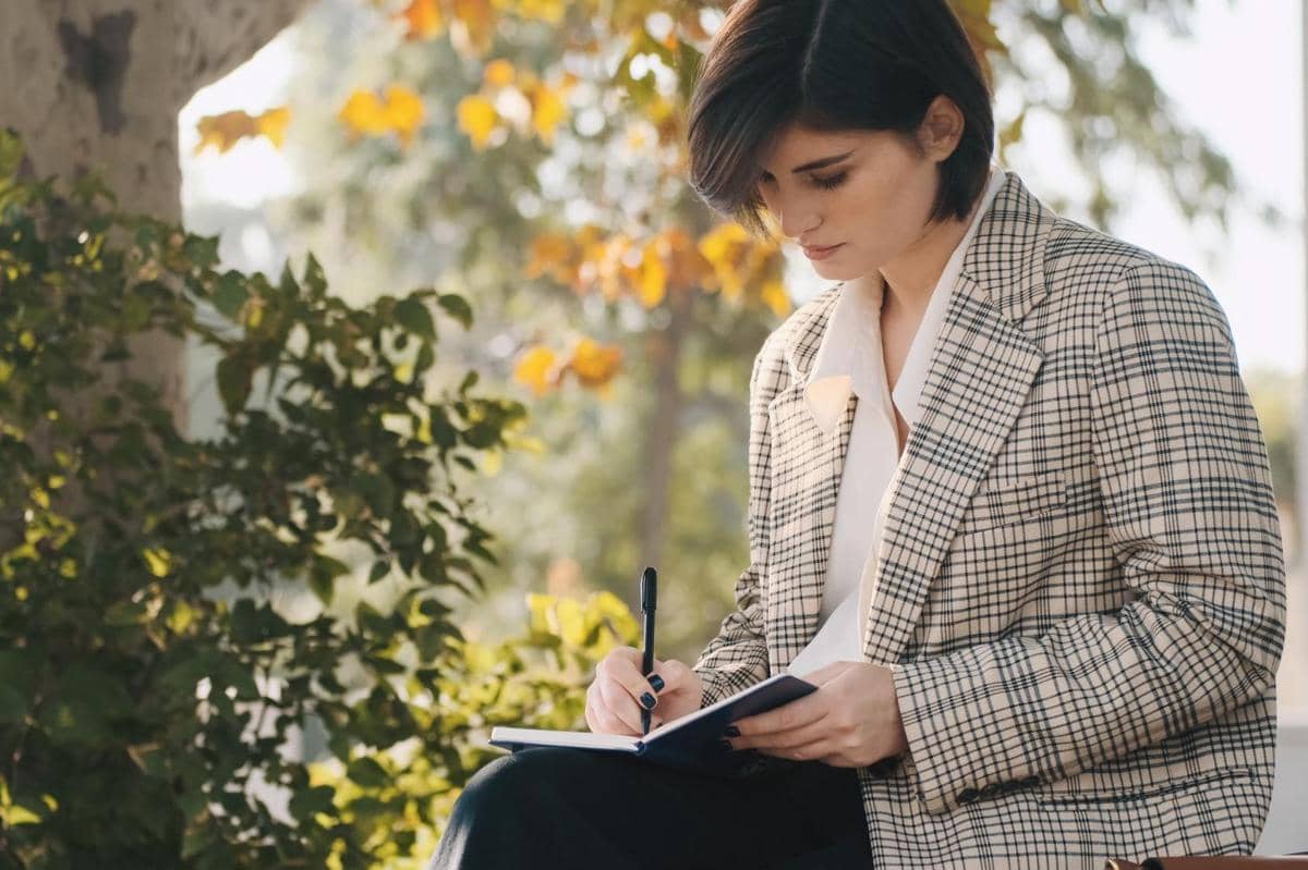 ilustrasi perempuan menulis