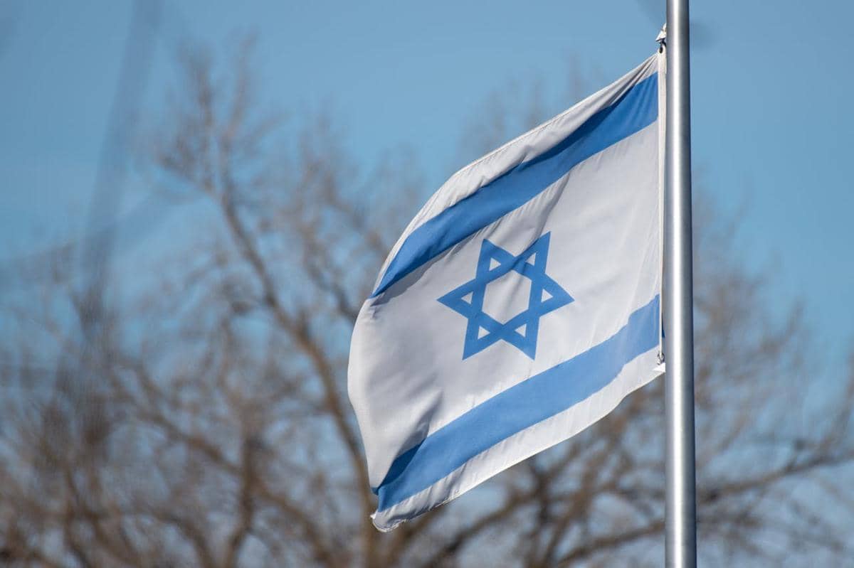 Bendera Israel sedang berkibar.