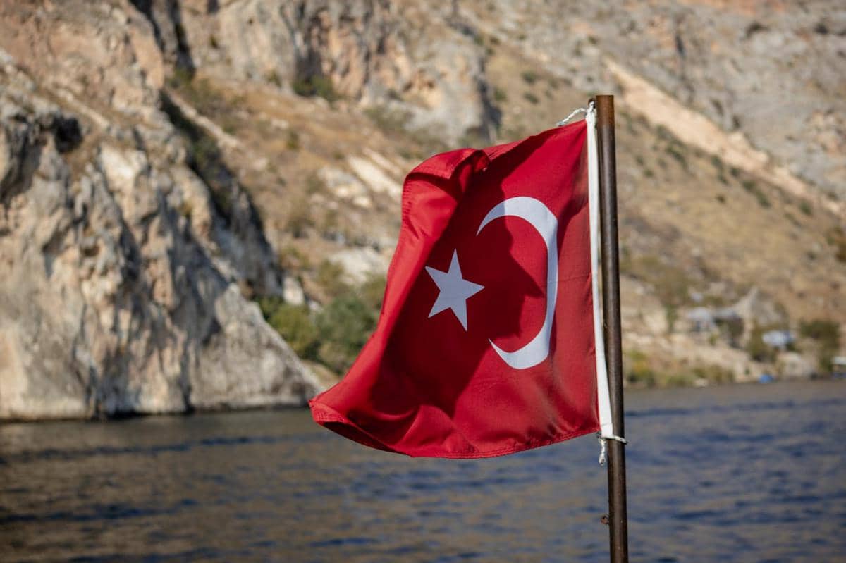 Bendera Turki sedang berkibar.