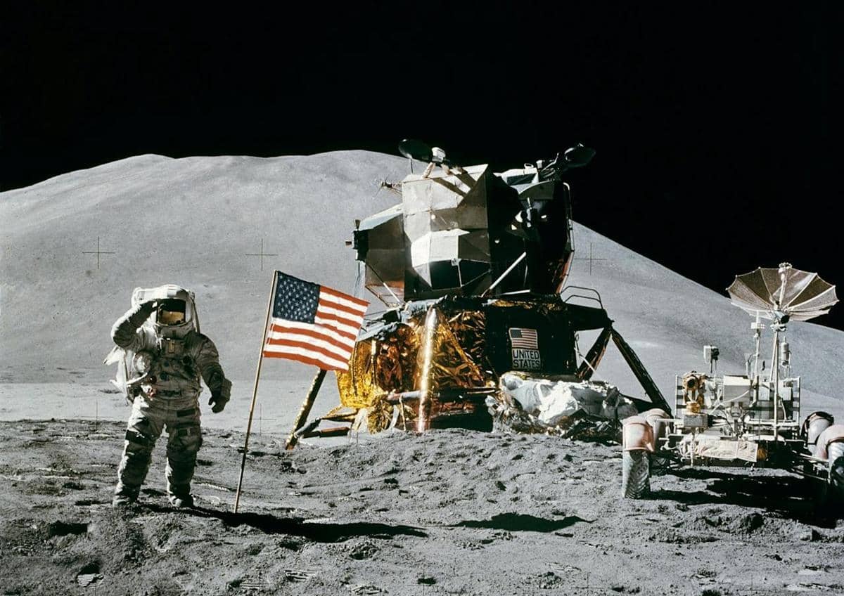 Astronot Amerika Serikat sedang berada di bulan.