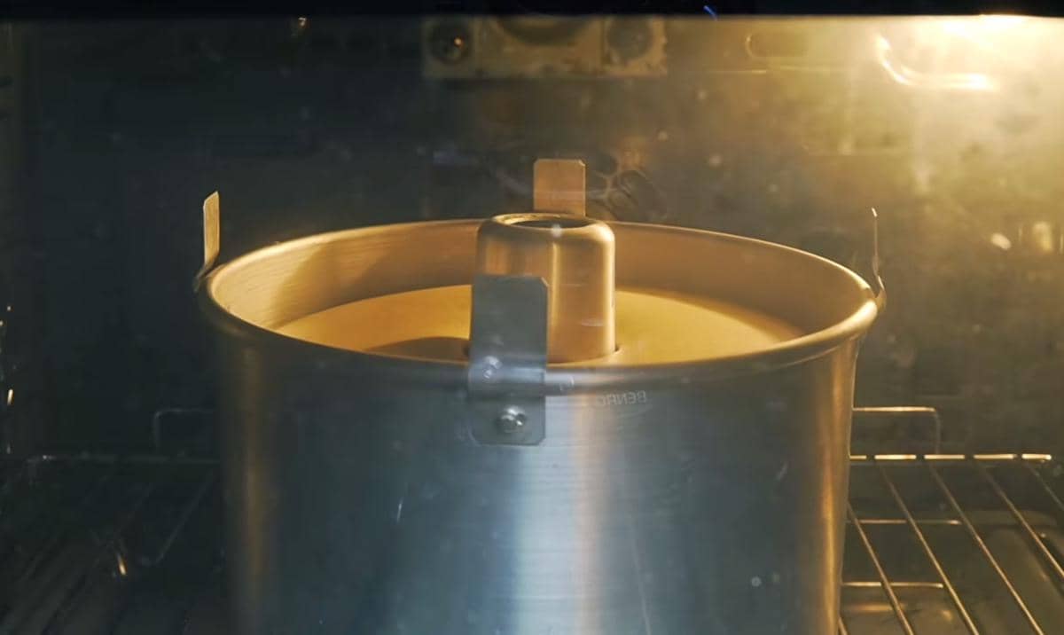 ilustrasi panggang mocha chiffon cake