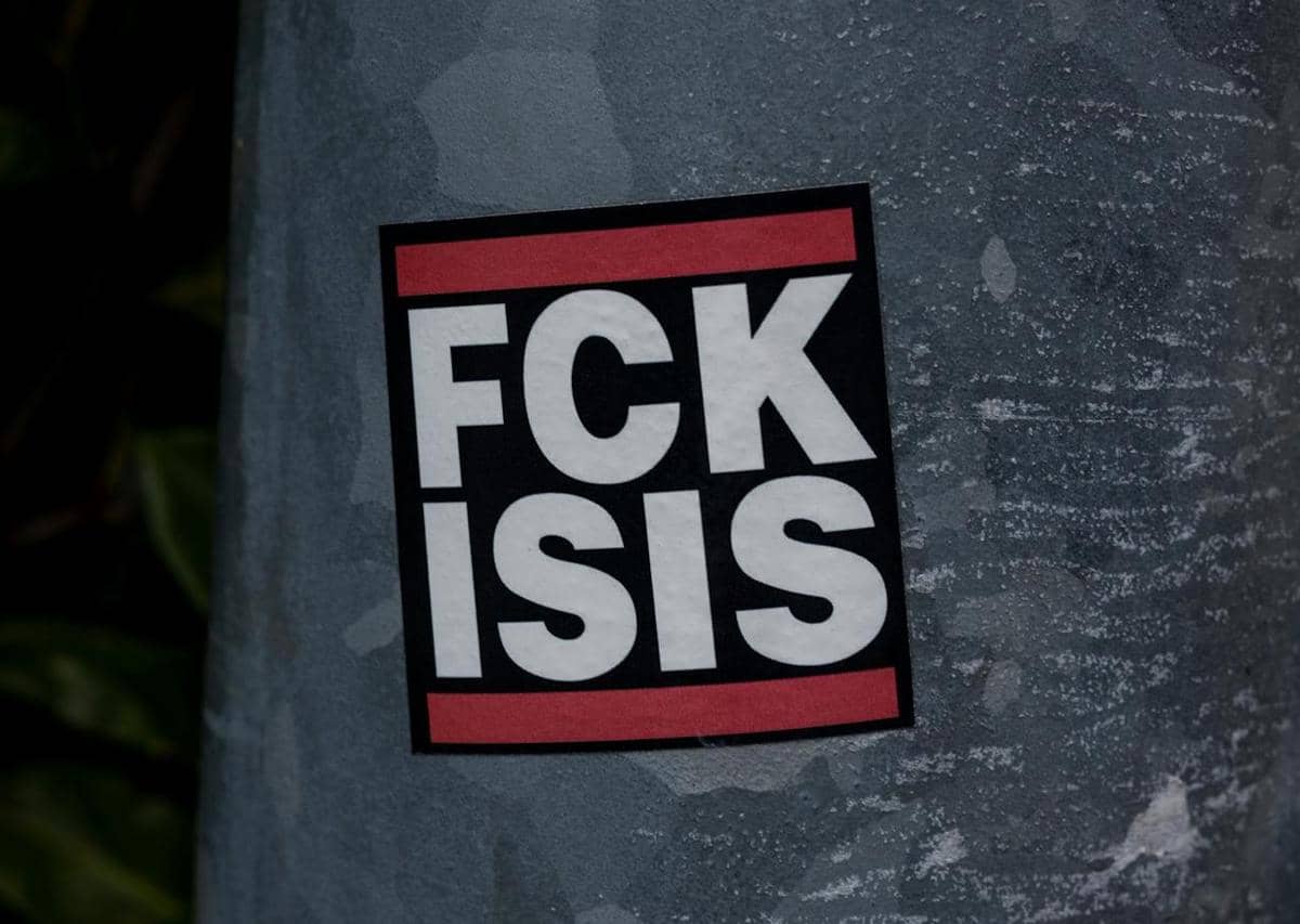Sebuah stiker bertulisan ISIS tertempel di dinding.