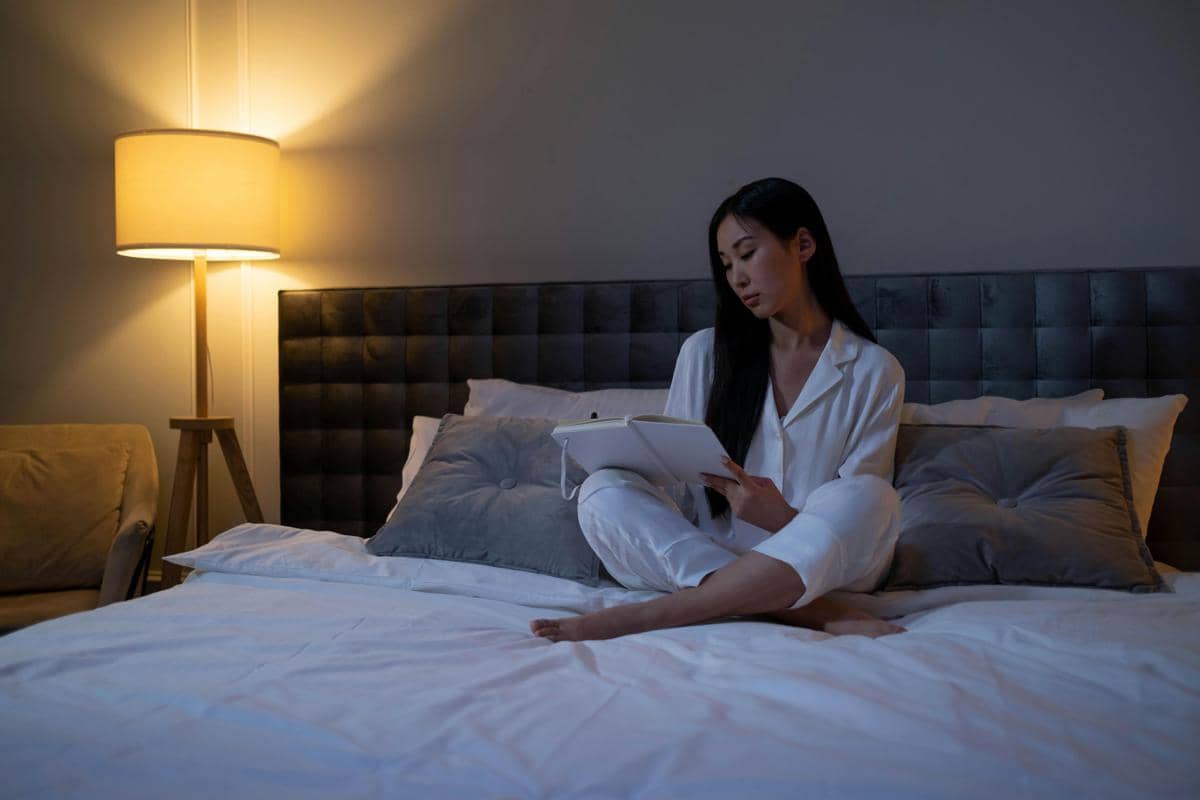 ilustrasi perempuan journaling