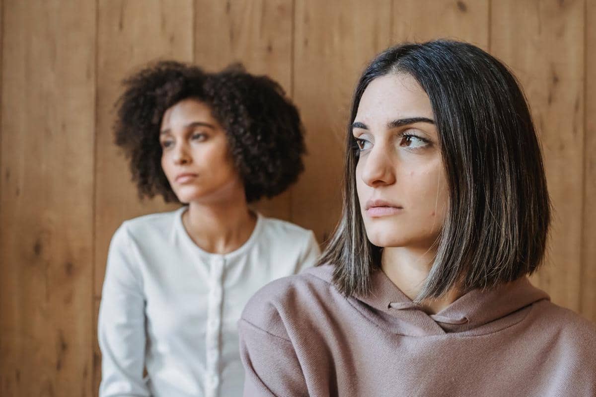 ilustrasi dua wanita berjauhan