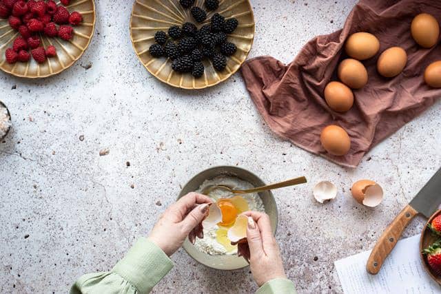 ilustrasi membuat adonan muffin