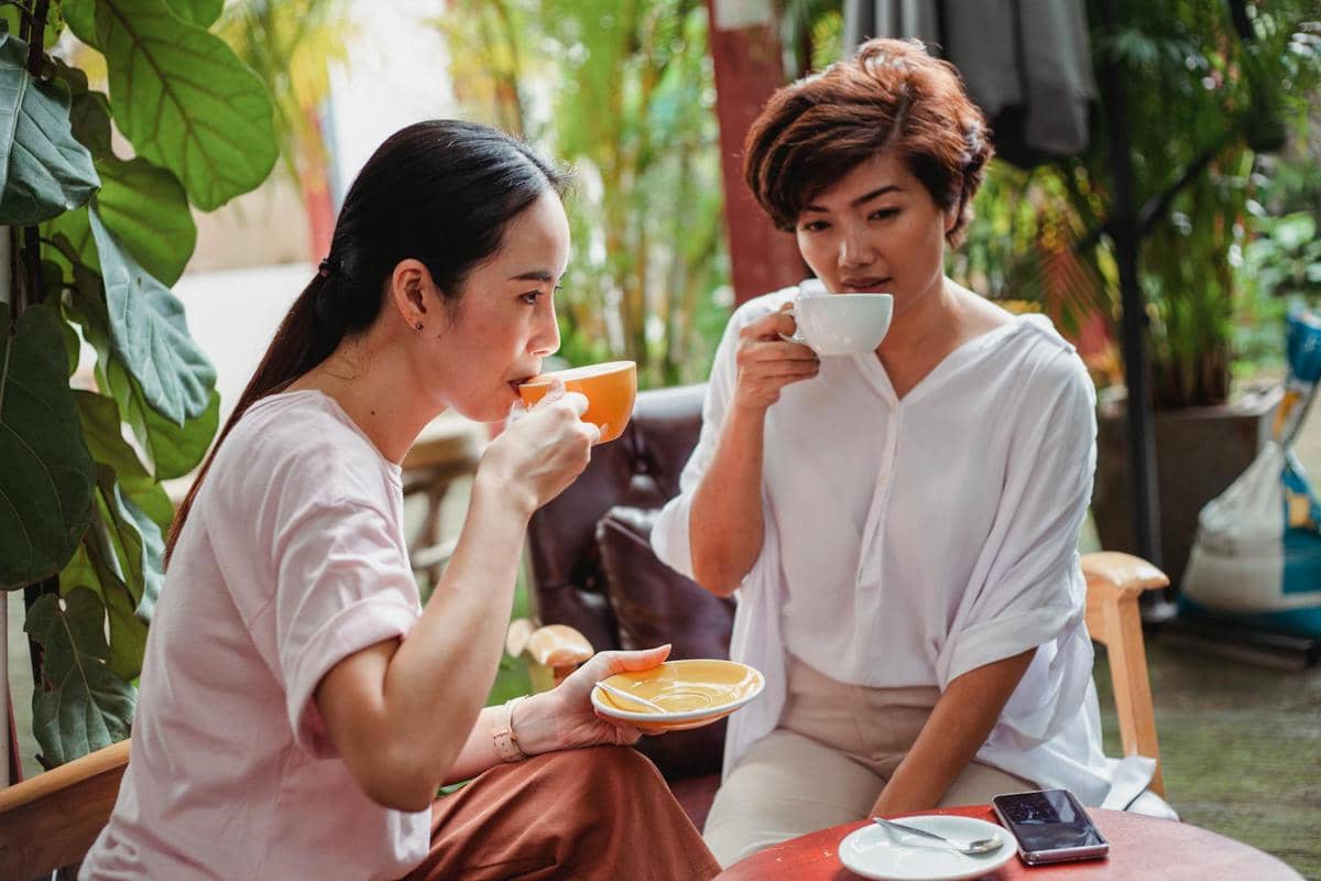 ilustrasi menikmati kopi bersama teman