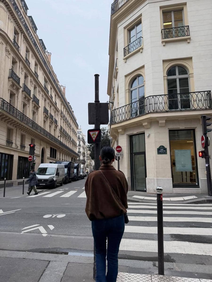 Naura dan Neona Ayu jalan-jalan di Paris.