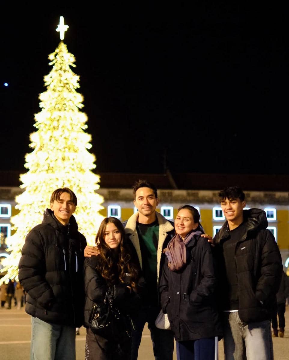 Keluarga Darius Sinathrya rayakan natal di Lisbon.