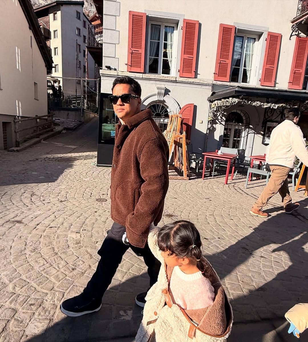 Keluarga Arief Muhammad jalan-jalan di Zermatt.