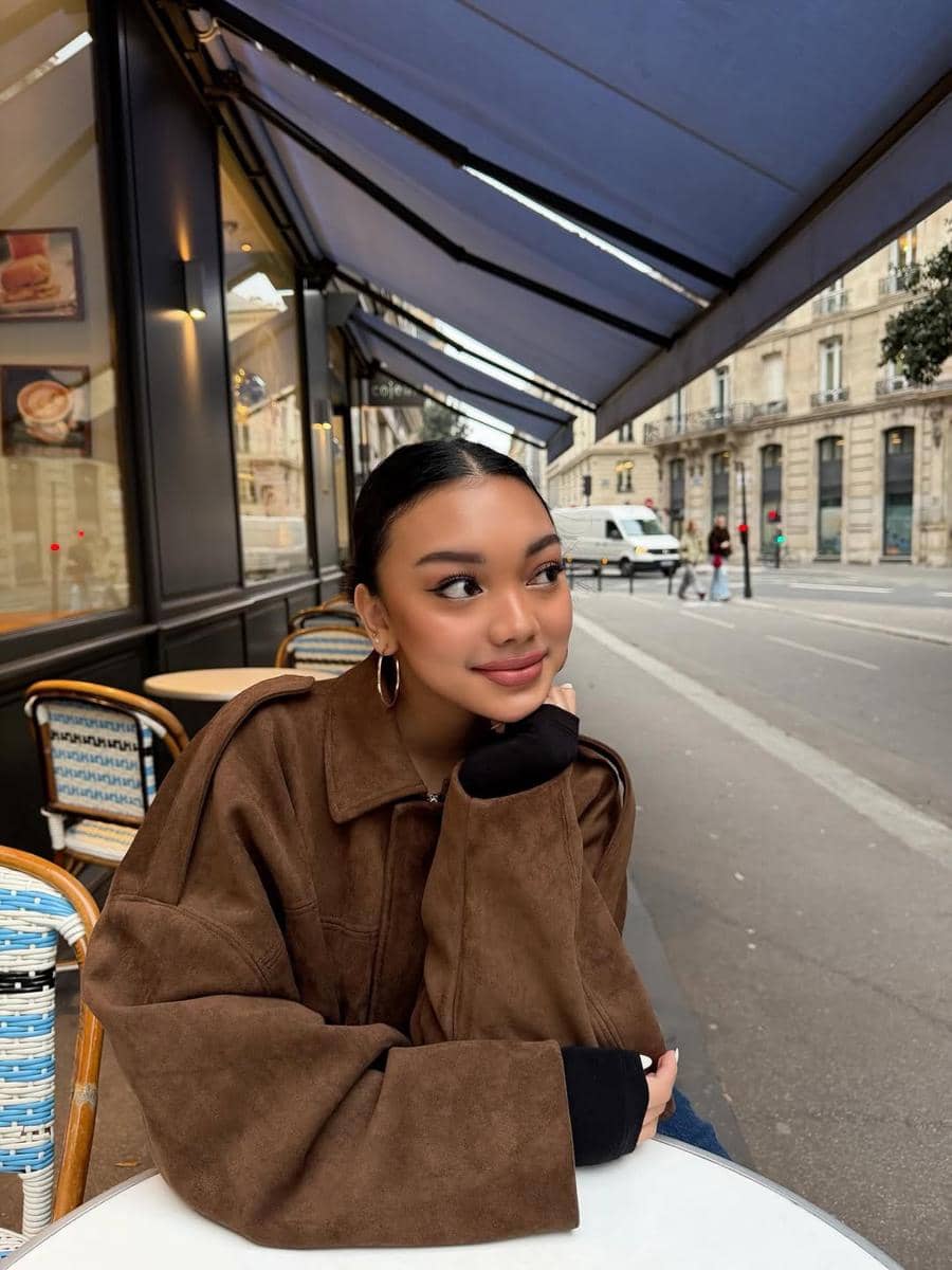 Naura dan Neona Ayu jalan-jalan di Paris.