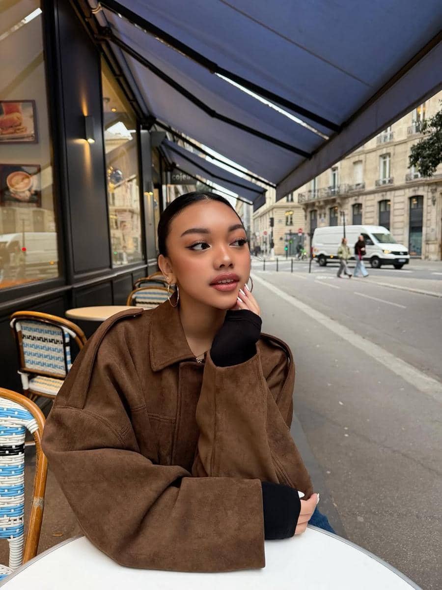 Naura dan Neona Ayu jalan-jalan di Paris.