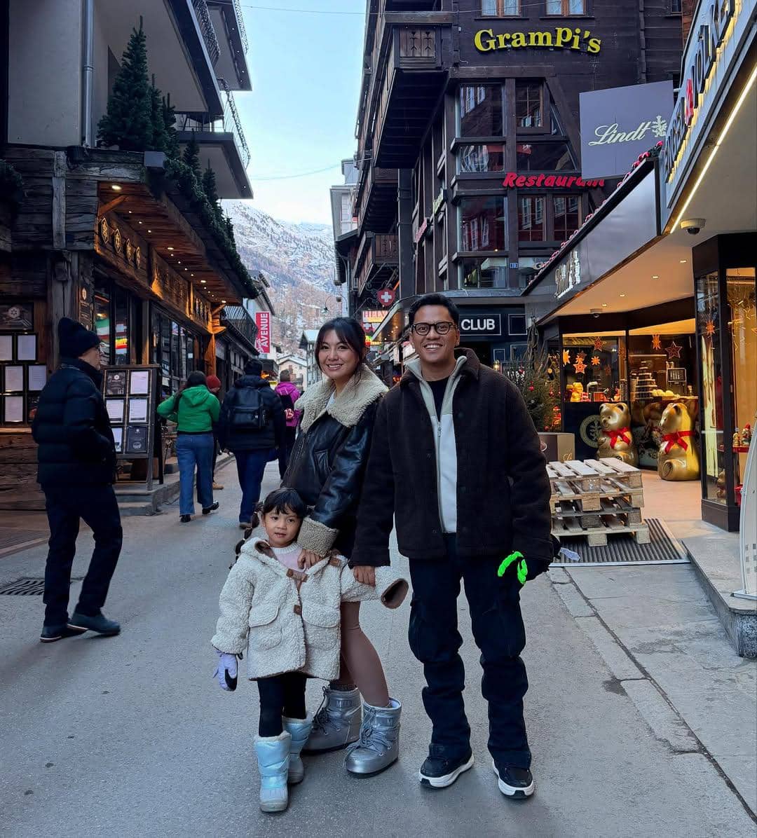Keluarga Arief Muhammad jalan-jalan di Zermatt.