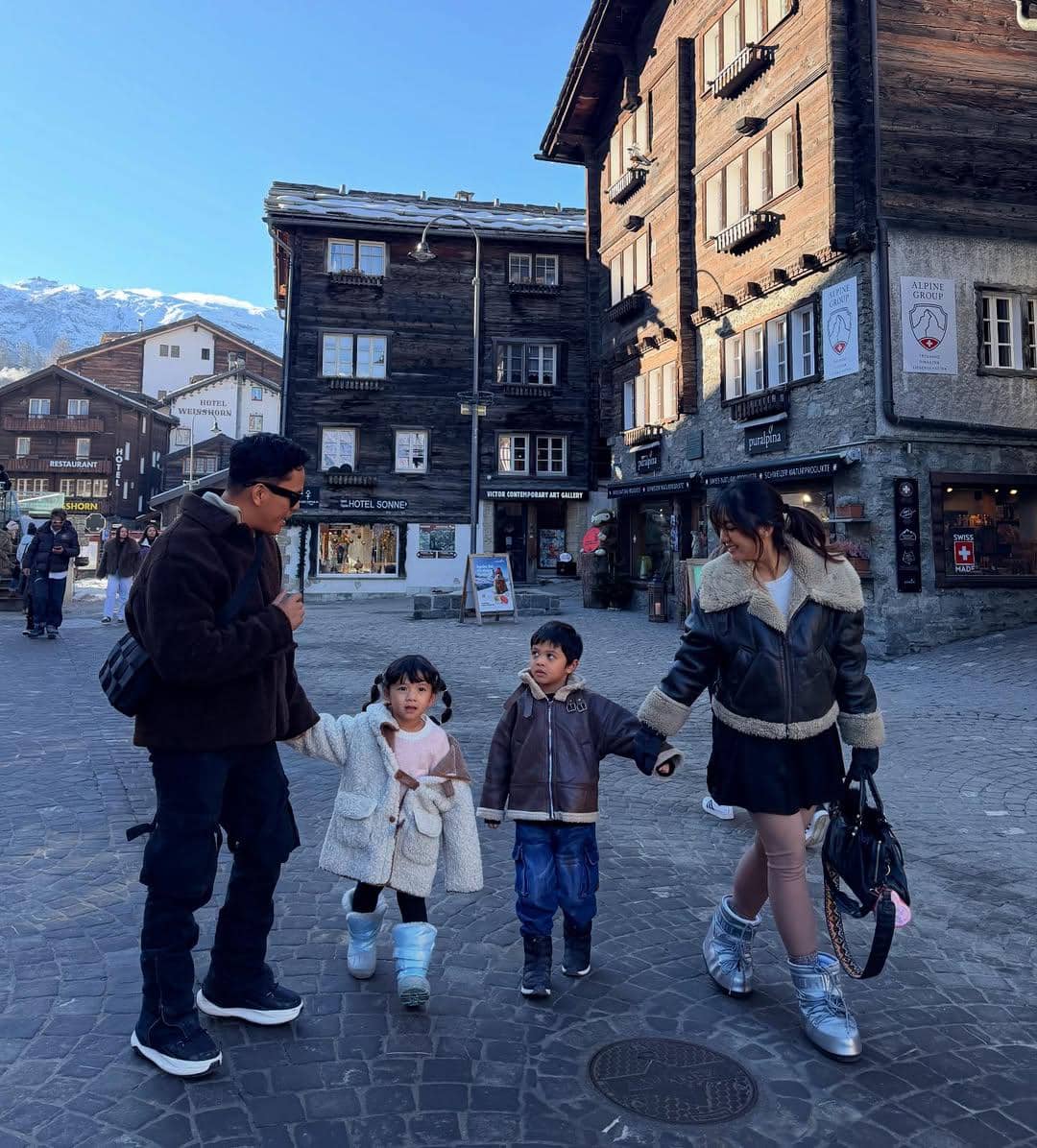 Keluarga Arief Muhammad jalan-jalan di Zermatt.