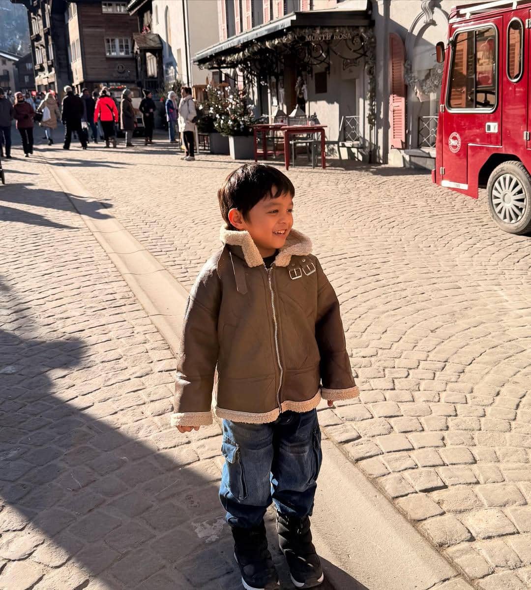 Keluarga Arief Muhammad jalan-jalan di Zermatt.