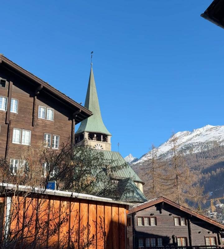 Keluarga Arief Muhammad jalan-jalan di Zermatt.