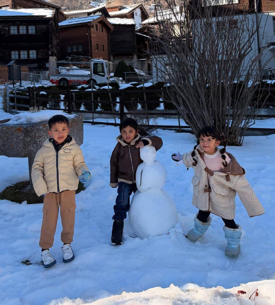 Keluarga Arief Muhammad jalan-jalan di Zermatt.
