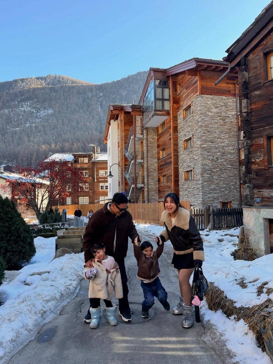 Keluarga Arief Muhammad jalan-jalan di Zermatt.