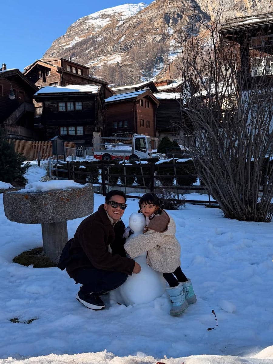 Keluarga Arief Muhammad jalan-jalan di Zermatt.