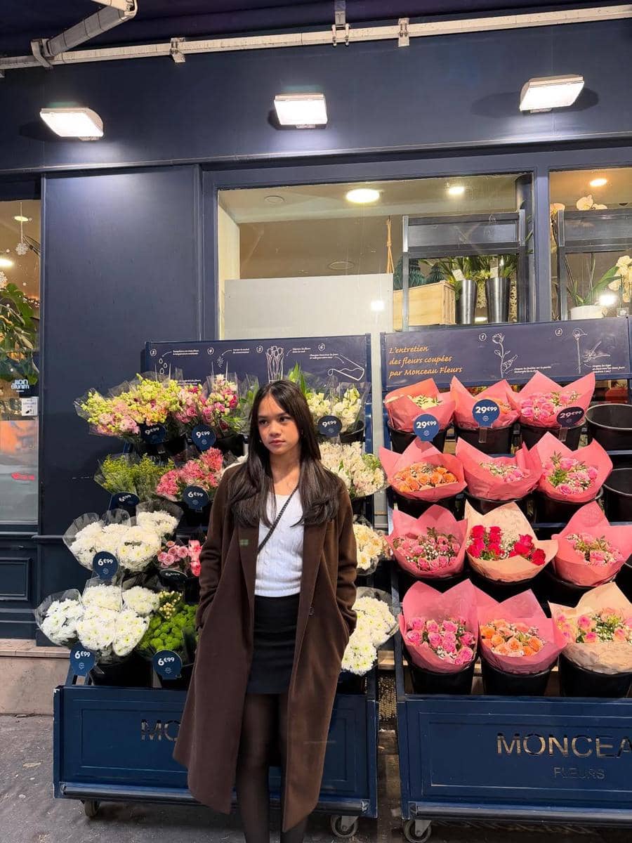 Naura dan Neona Ayu jalan-jalan di Paris.