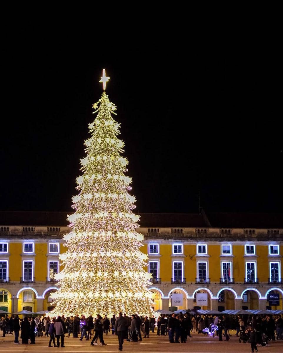 Keluarga Darius Sinathrya rayakan natal di Lisbon.