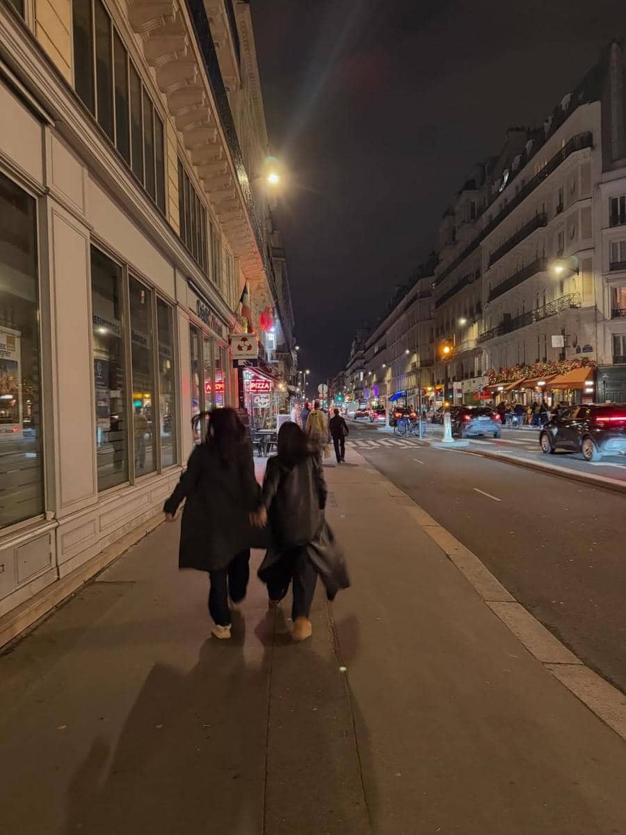 Naura dan Neona Ayu jalan-jalan di Paris.