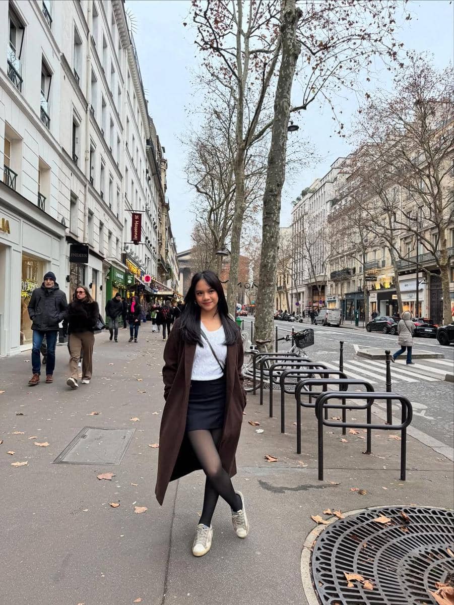Naura dan Neona Ayu jalan-jalan di Paris.