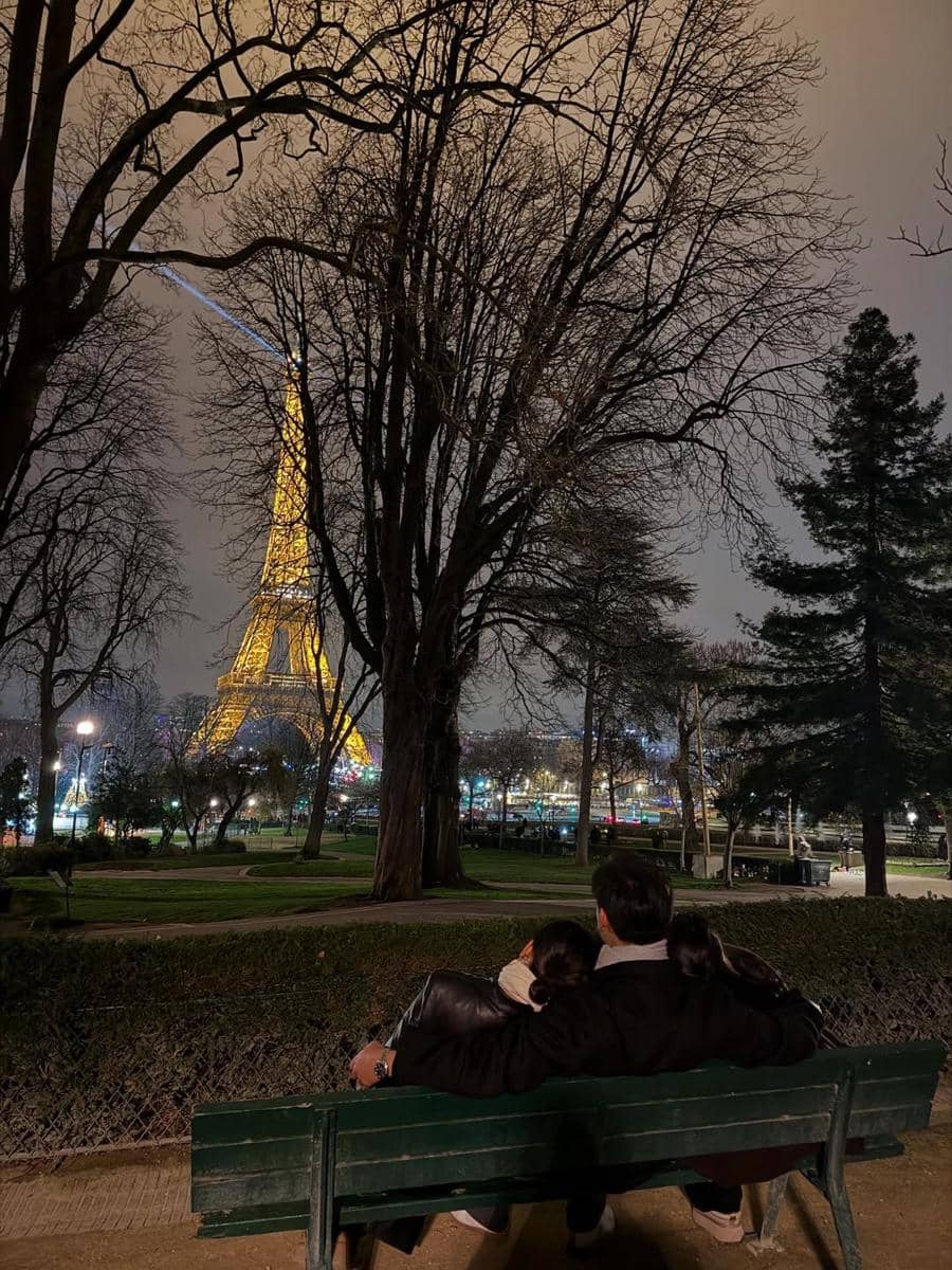 Naura dan Neona Ayu jalan-jalan di Paris.