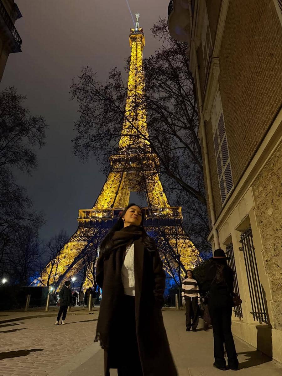 Naura dan Neona Ayu jalan-jalan di Paris.