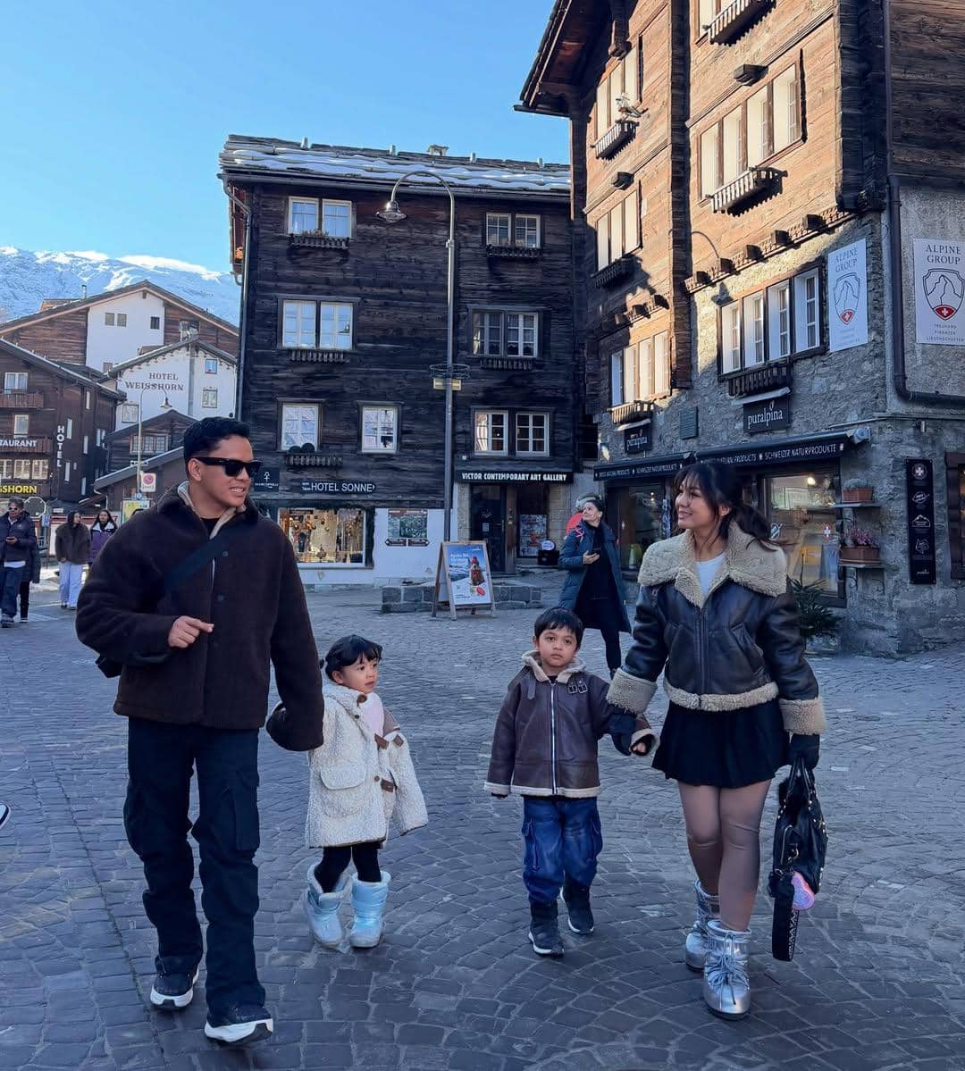 Keluarga Arief Muhammad jalan-jalan di Zermatt.