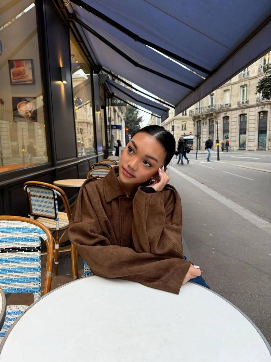 Naura dan Neona Ayu jalan-jalan di Paris.