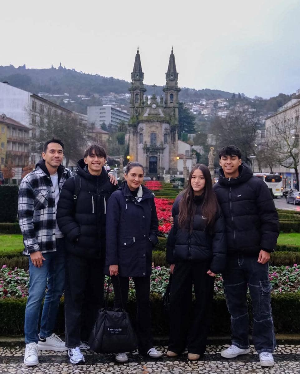 Keluarga Darius Sinathrya rayakan natal di Lisbon.