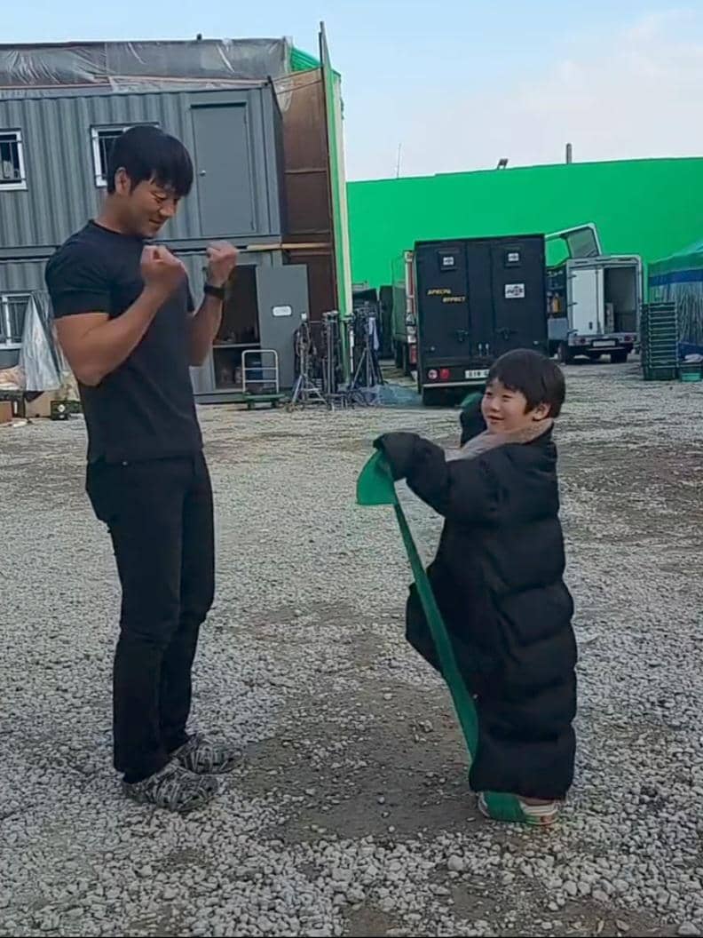 potret Park Hae Soo di balik layar film The Great Flood