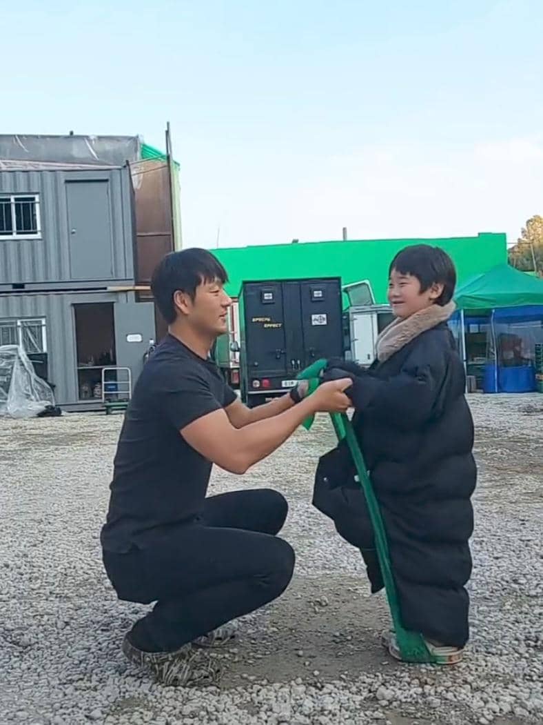 potret Park Hae Soo di balik layar film The Great Flood