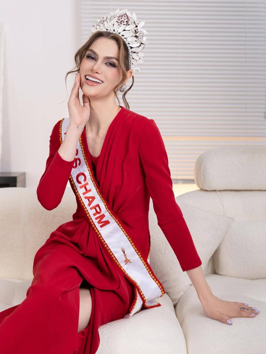 potret perayaan natal Anna Blanco Flores, Miss Charm 2025