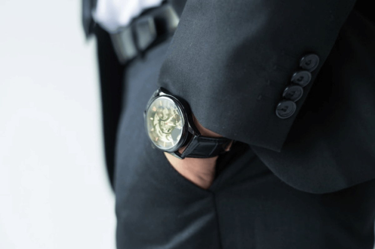 ilustrasi pria menggunakan jam tangan manual