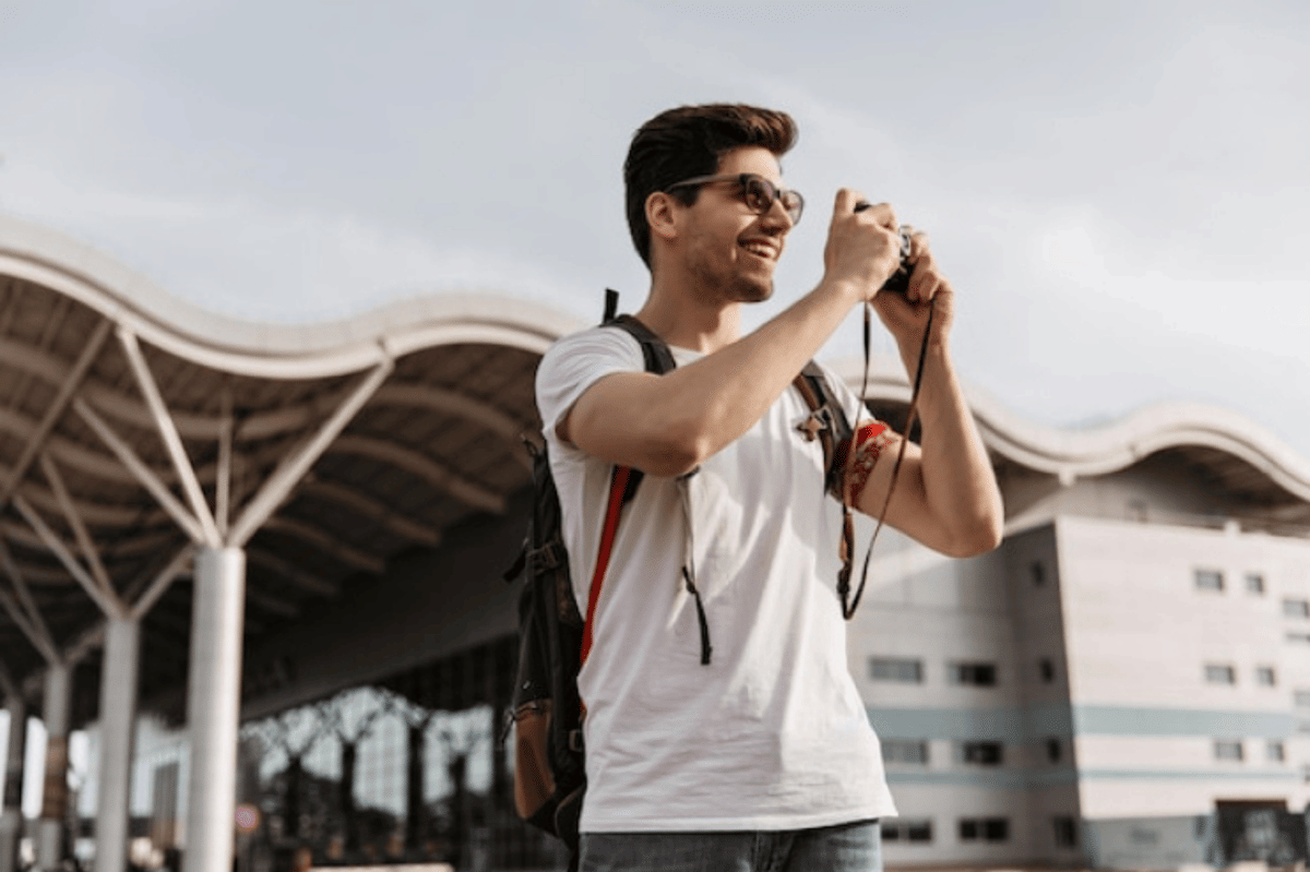 ilustrasi pria saat liburan tahun baru