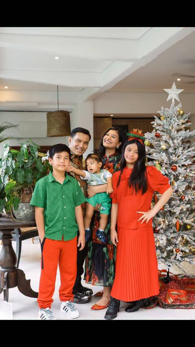 Gaya Artis Merayakan Hari Natal