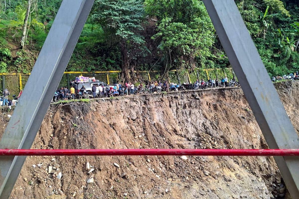 Potret Korban Banjir Aceh Berjalan Kaki Menyusuri Sisi-sisi Tenge Besi (IDN Times/M Saifullah)