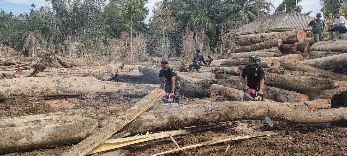 Satgas Kodam IM Bersihkan Tumpukan Kayu di Pesantren Darul Mukhlisin Tamiang