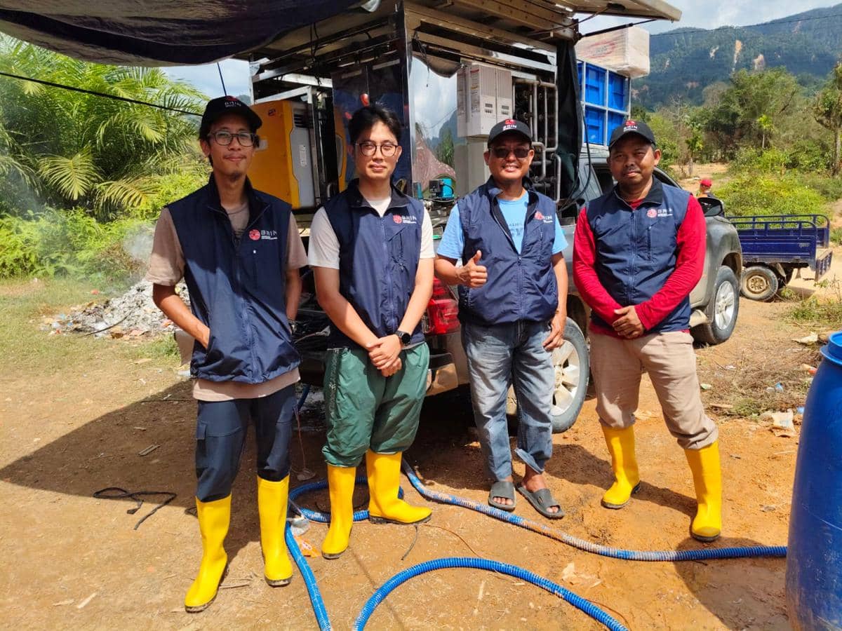 Wahyu Hidayat (dua kanan) dan Tim Arsinum Mobile BRIN di Posko Pengungsian Hutanabolon, Tapanuli Tengah, Rabu (25/12/2025) (IDN Times/Arifin Al Alamudi)