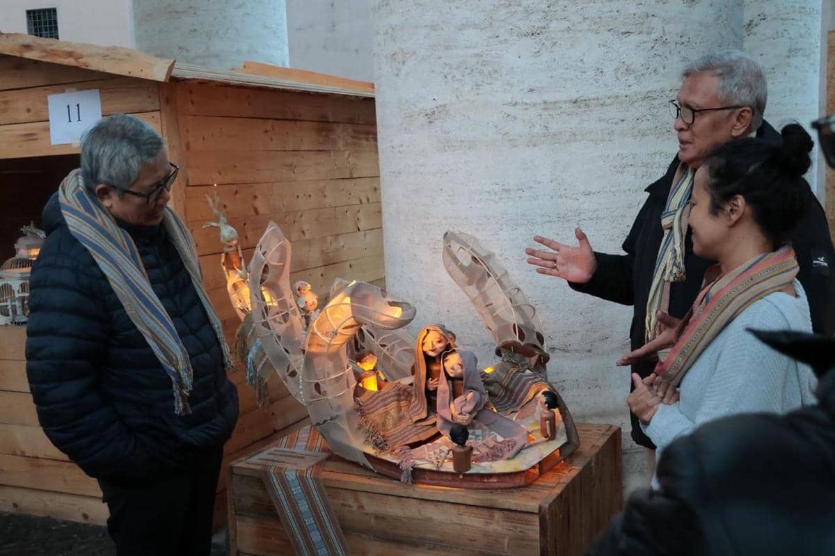 Waving Hope, sebuah instalasi nativitas yang lahir dari kisah ibu penenun di Mollo, Nusa Tenggara Timur, dipamerkan di Vatikan. 