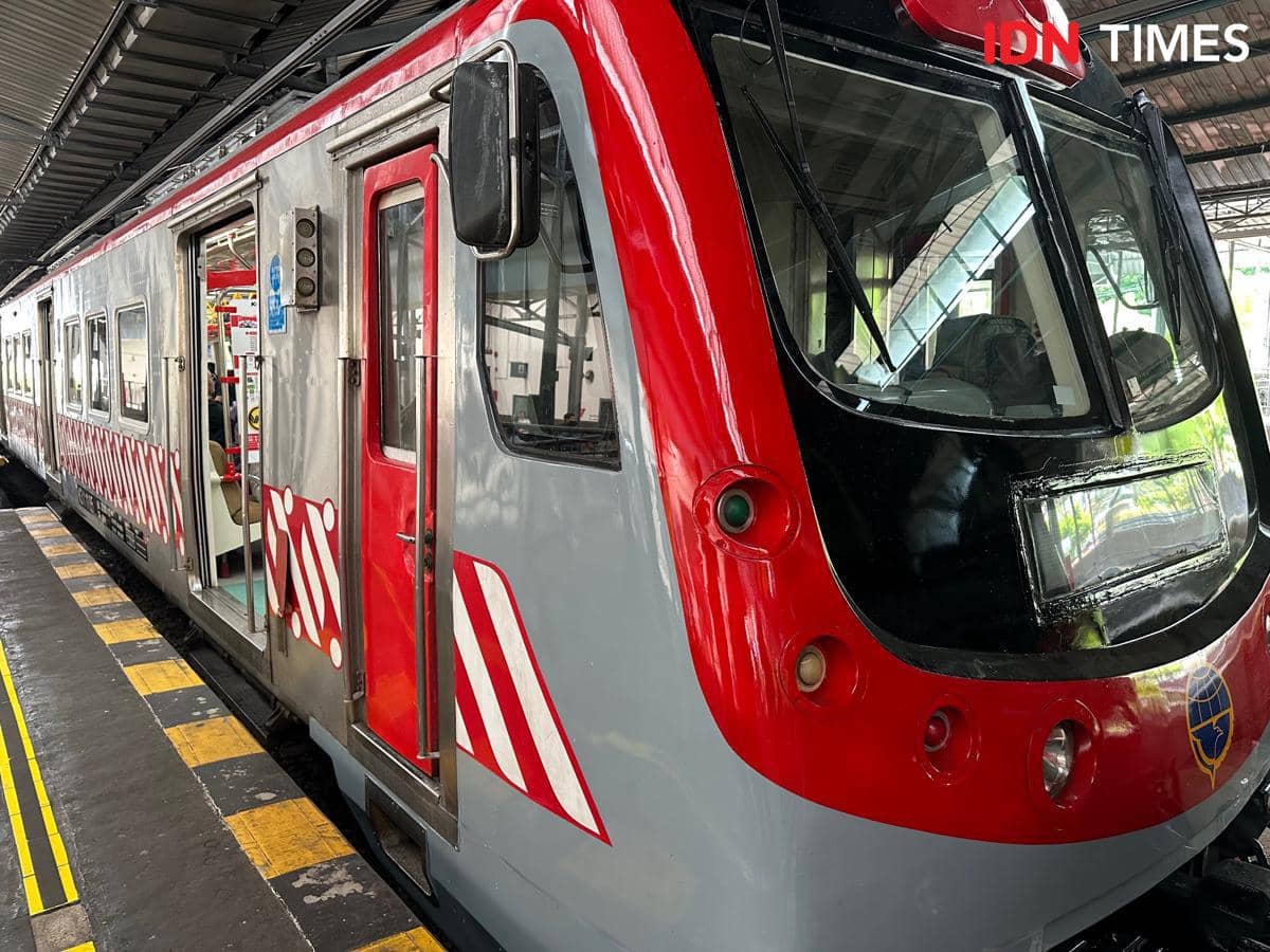 KRL Commuter Line Solo-Jogja berhenti di Stasiun Solo Balapan. (IDN Times/Larasati Rey)
