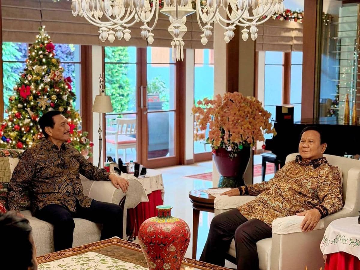 Suasana hangat di balik pertemuan Presiden Prabowo Subianto dan Ketua DEN Luhut Binsar Pandjaitan di momen natal 2025. (Luhut Binsar Pandjaitan/Facebook).
