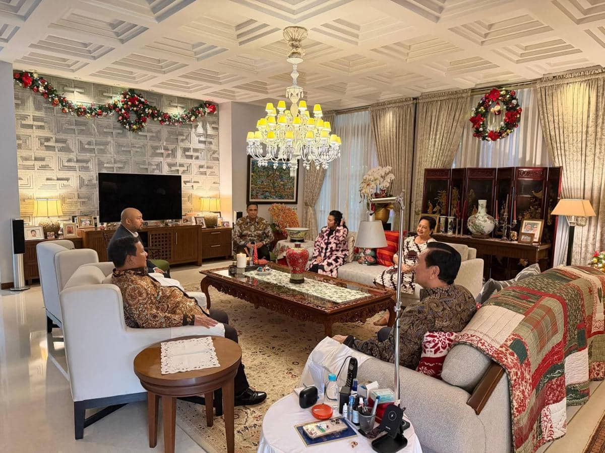 Suasana hangat di balik pertemuan Presiden Prabowo Subianto dan Ketua DEN Luhut Binsar Pandjaitan di momen natal 2025. (Luhut Binsar Pandjaitan/Facebook).