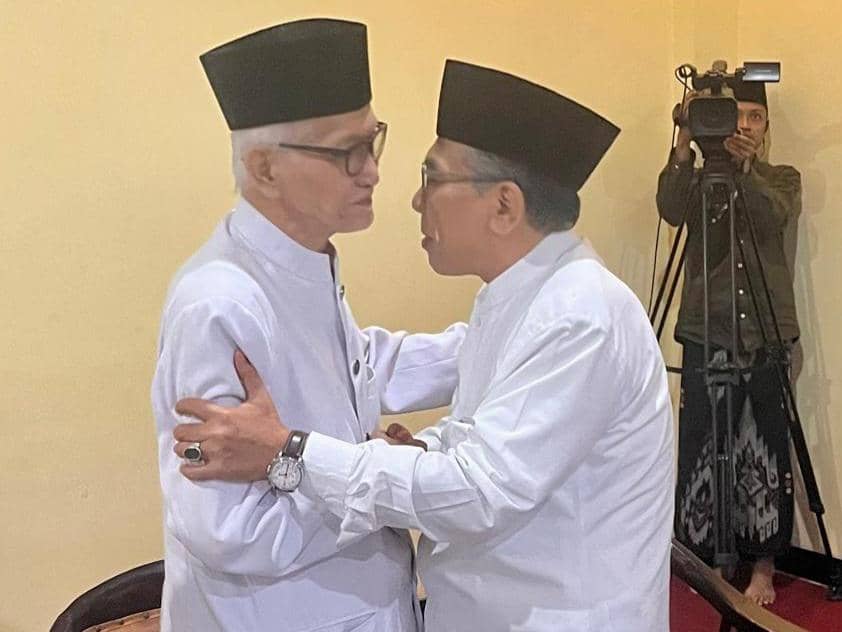 Momen Rais Aam PBNU, KH Miftachul Akhyar dan Ketua Umum PBNU KH Yahya Cholil Staquf (Gus Yahya) di Lirboyo. (Dok. Istimewa).