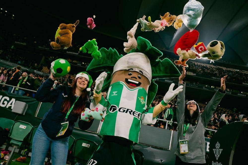 Tradisi hujan boneka di Real Betis jelang Natal